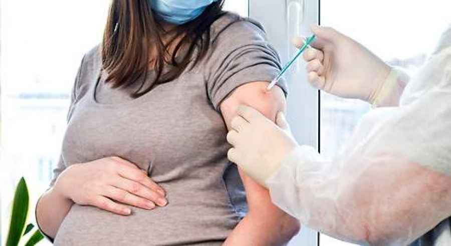 Se incorporan embarazadas o en período de amamantamiento con enfermedades de riesgo. También personas con patologías como cirrosis, VIH y trasplantados/as.