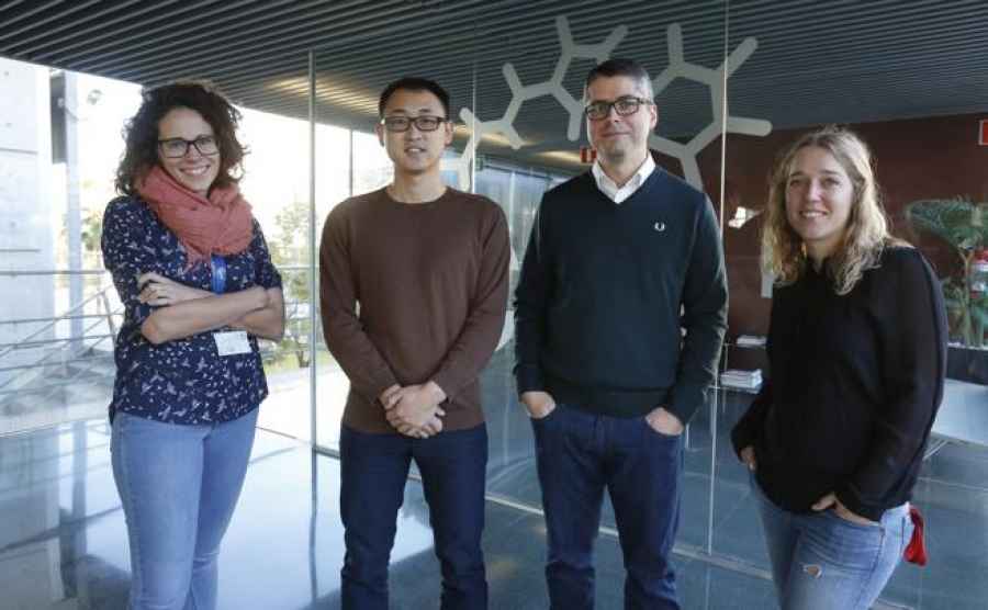 Los investigadores que han participado en el estudio, de izquierda a derecha: Ana M. del Hoyo, Zhaofeng Wang, Marcos G. Suero, Ana G. Herraiz. (ICIQ)