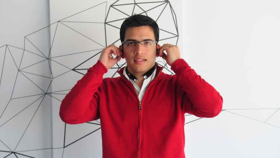 Ezequiel Escobar desarrolló la aplicación uSound, que aprovecha la capacidad de procesamiento del teléfono para hacerlo funcionar de manera similar a un audífono. Foto Emiliana Miguelez.