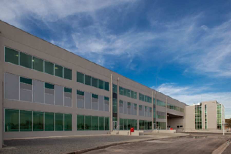 Se encuentra en total funcionamiento la primera planta farmacéutica edificada en la zona, recientemente construida por el laboratorio Montpellier, una empresa del grupo Bagó.