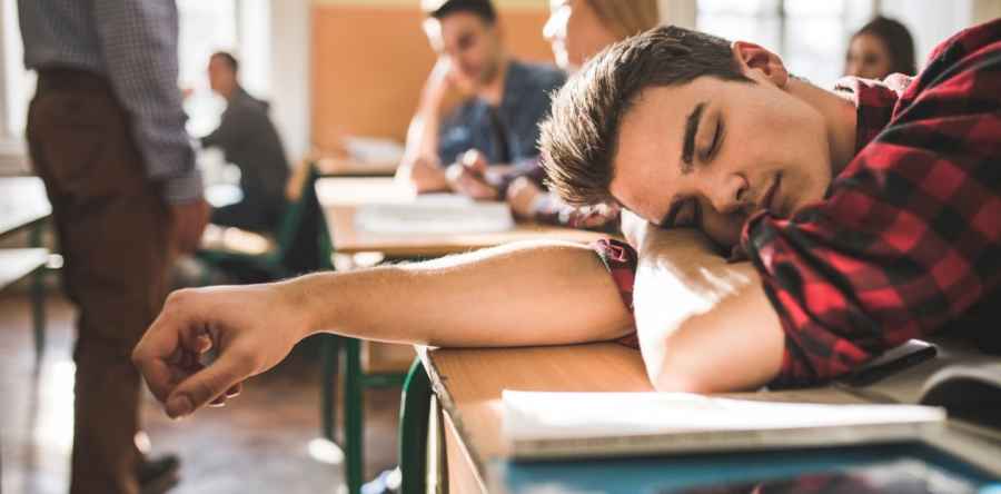 Adolescentes que duermen poco: cómo hacer que tu hijo mejore su rendimiento
