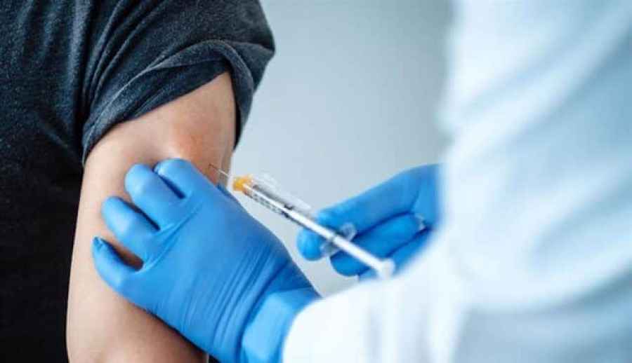 Se comenzará a vacunar con la tercera dosis a los grupos de riesgo