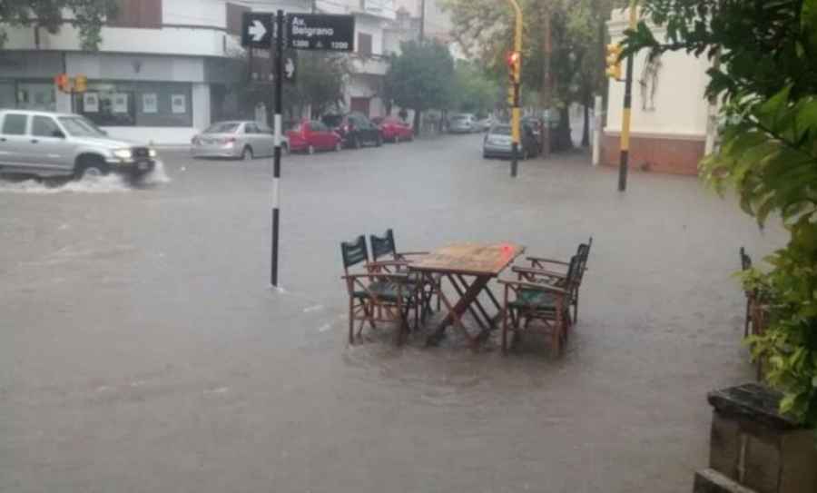 Desde el Colegio Profesional comenzaron a juntar medicamentos y otros insumos necesarios para atender las personas afectadas por los desborde del r&iacute;o Pilcomayo. Adem&aacute;s, Naci&oacute;n y la provincia realizan importante operativo sanitario para evitar brotes de enfermedades.