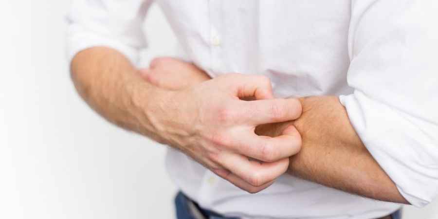 La dermatitis atópica causa picazón y dolor en la piel, lesiones e infecciones ; en su versión severa altera significativamente el descanso y genera dificultades en el desarrollo normal de las tareas cotidianas y las relaciones sociales. 